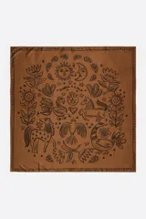 Pañuelo cuadrado de poliéster en color marrón con ilustraciones en negro de estilo esotérico. Presenta motivos de caballos, aves, flores, sol, luna y estrellas, con el logo central de Bimba y Lola.