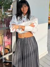 Falda midi plisada de satén color negro, con cintura elástica.