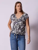 Blusa de modal con estampado de hojas en tonos azulados, escote en V con botones y ruedo anudado.
