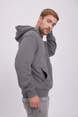 Hoodie gris de manga larga con capucha, corte holgado y bolsillo canguro.