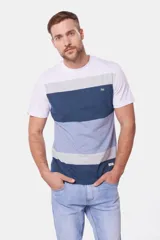 Remera de manga corta con diseño a rayas horizontales en blanco, gris, azul y celeste.