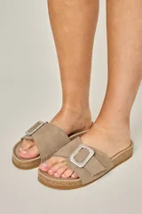 Sandalias color visón confeccionadas en cuero, con hebilla forrada de cuero, suela anatómica y acolchonada.
