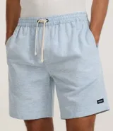 Bermuda masculina de sarga, color verde claro con estampado de rayas finas. Posee cintura elástica con cordón para ajuste y bolsillos.