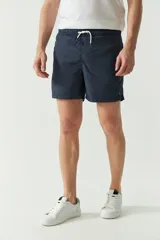 Short de baño liso color celeste, con cintura elástica ajustable con cordón, dos bolsillos laterales y uno trasero.