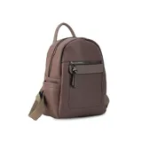 Mochila negra de símil cuero con bolsillo frontal con cierre. En su interior tiene dos bolsillos con cierre y uno abierto con división. Tiene asa de mano y correas regulables.