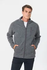 Campera de abrigo en polar color negro, con interior en polar y diseño funcional con múltiples bolsillos.
