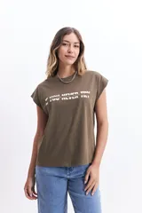 Musculosa oversize color beige con estampado dorado que dice "If you never try you will never know".