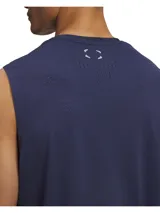 Musculosa deportiva Under Armour Halo Vent color azul marino con logo reflectivo en el pecho y perforaciones laterales para mayor ventilación.