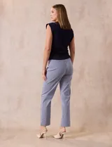 Pantalón de vestir de gabardina elastizada a rayas verticales celestes y blancas. Marca Zac & Rachel, corte recto, pretina ancha con faja interna modeladora.