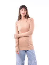 Sweater de punto color beige, de corte ajustado y mangas largas.