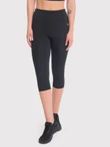 Calza deportiva capri negra, de tiro alto y calce regular.