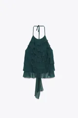 Top verde esmeralda con cuello halter, volantes escalonados y espalda descubierta con lazo.