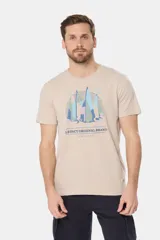 Remera de manga corta color beige jaspeado con cuello redondo. Presenta un estampado frontal de veleros en tonos azules y rosados, con el texto "LEGKY ORIGINAL BRAND SAILING" debajo.