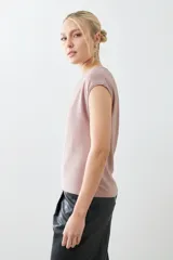Blusa rosa de lurex con escote en V y mangas cortas.