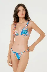 Conjunto de bikini con estampado de escamas multicolor. El corpiño es de triángulo con tirantes finos y la bombacha es de corte clásico con laterales fruncidos.