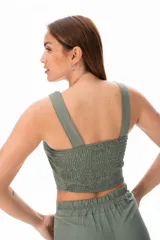 Top verde musgo de algodón y elastano, con breteles anchos y escote cuadrado.