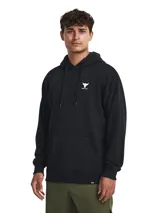 Buzo negro con capucha de la colección Project Rock de Under Armour. Tiene un logo de toro blanco en el pecho y un bolsillo tipo canguro.