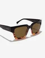 Lentes de sol Hawkers unisex con montura cuadrada negra y carey, y lentes marrones.