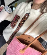 Campera de corderito blanca con detalles en sherpa animal print.