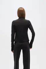 Campera verde oliva de calce al cuerpo y manga larga, con cierre frontal y cuello mao.