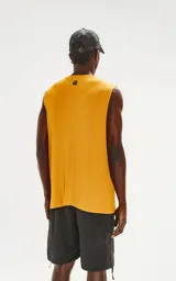Musculosa mostaza de corte recto y cuello redondo.