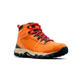 Bota de senderismo Columbia Newton Ridge II, color naranja con detalles en negro y rojo. Fabricada en ante impermeable con suela de goma de gran agarre.