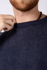 Remera marrón de algodón rústico con corte oversize, mangas cortas y costuras al corte.