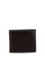 Billetera de cuero color negro, con interior liso y visor para tarjetas. Cuenta con espacio para 12 tarjetas y compartimento para billetes con cierre interno.
