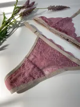 Conjunto de encaje color lavanda con detalles en elásticos tostados y tanga regulable con elástico ancho.