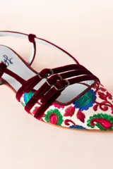 Bailarinas destalonadas con tejido bordado a mano con tiras a contraste en terciopelo granate, con hebillas metálicas. Interior en piel y suela de cuero. Modelo exclusivo de dfyf diseñado y fabricado en España.