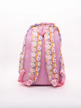 Mochila con estampado psicodélico de flores blancas sobre fondo de ondas en tonos lila, naranja y amarillo. Posee doble cierre, tirantes ajustables y asa superior en color rosa.