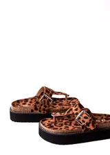 Sandalias con estampado animal print, con tira entre los dedos y plataforma flatform con base negra.