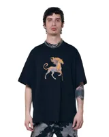 Remera negra de corte oversize con cuello redondo y estampado de león con efecto luminoso en el frente.