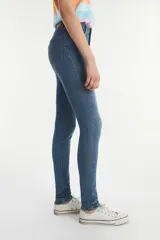 Jean skinny de tiro alto color azul medio, marca Levi's, modelo 721.