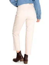 Pantalón de pierna recta color ladrillo, tiro alto y bolsillos estilo carpintero. Confeccionado en algodón orgánico.