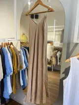 Vestido largo de la marca Purolino confeccionado en 100% lino de color celeste, con escote en V y tirantes finos. Posee un corte holgado y caída fluida.