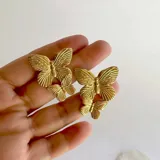 Aros colgantes dorados con forma de mariposas de acero quirúrgico hipoalergénico con baño en oro 18k.