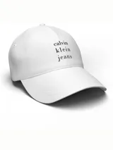 Gorra de algodón blanca con logo "calvin klein jeans" bordado en negro en el frente.