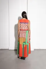 Vestido largo sin mangas con estampado abstracto en tonos rojo, blanco, verde, amarillo y azul.
