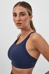 Top deportivo color verde militar con espalda cruzada en cuatro tiras y almohadillas removibles.