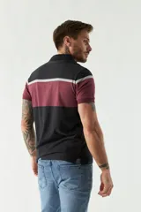 Polo de manga corta con corte regular, confeccionada en algodón. Presenta cuello clásico con botones y logo bordado en el pecho. Diseño a rayas horizontales en tonos de azul y blanco.