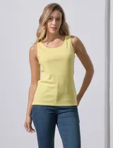 Musculosa de algodón color negro, de corte clásico y escote redondo.