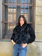 Campera de lana con detalles de símil piel en la parte frontal, con cierre y manga larga.