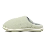 Pantufla sin talón de tela color verde claro, con interior de piel suave.