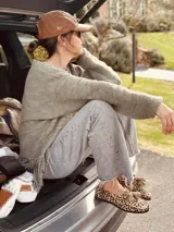 Gorro tipo cap de cuero color dorado con logo bordado en el frente.