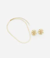 Conjunto de collar y aros dorados con diseño de flor con pétalos cónicos. El collar es de cadena fina con eslabones tipo espiga. Los aros son tipo botón con cierre a rosca.