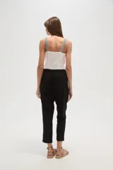 Pantalón de algodón color beige, de corte recto y largo a media pierna.