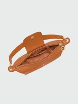 Bolso pequeño tipo baguette de cuero color caramelo, con correa ajustable para llevar al hombro o cruzado.