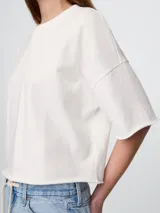 Buzo deportivo corto color rosa, sin felpa, de corte holgado y mangas cortas.