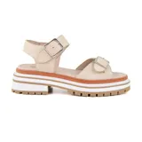 Sandalias bajas color beige con plataforma blanca y suela marrón. Presentan dos tiras anchas con hebillas metálicas plateadas.